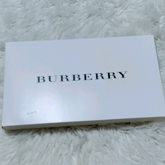 Burberry Handbags - Burberry make up bag